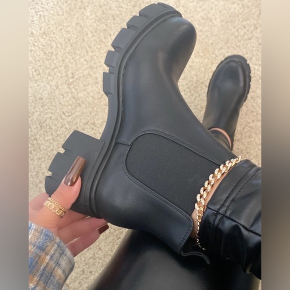 NEW!! BLACK CHELSEA SLIP ON BOOTIE WITH ELASTIC SIDES - Picture 2 of 2